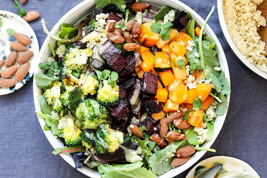 Quinoa-Salat-Bowl mit Blausalz-Vanille-Dressing